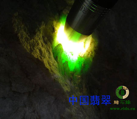 中国翡翠毛料欣赏与交流--罕见6.4吨满春带高绿翡翠大原石(组图二)  第5张