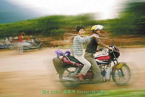 闲置老翡翠手镯上千村民听信谣言毁林挖宝(组图)  第2张