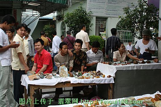 记者参观瑞丽玉石市场 体验玉石诱惑 组图三  第3张