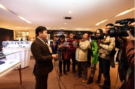 翡翠挂件表面有划痕玉翠山庄南京德基广场店开业 臻品翡翠演绎“美丽中国”  第4张