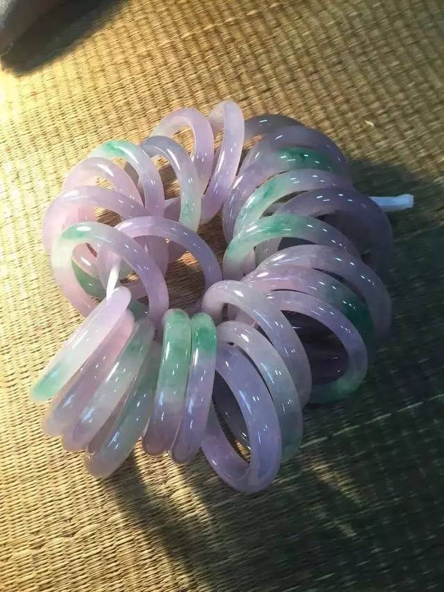批发翡翠挂件为什么翡翠手镯带点绿色就这么贵？原因在这里  第15张