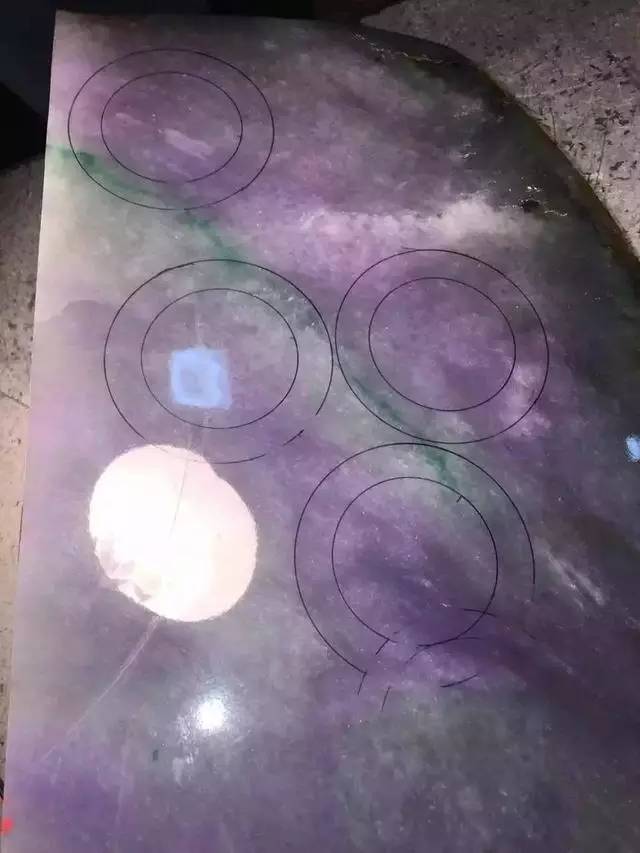 批发翡翠挂件为什么翡翠手镯带点绿色就这么贵？原因在这里  第11张