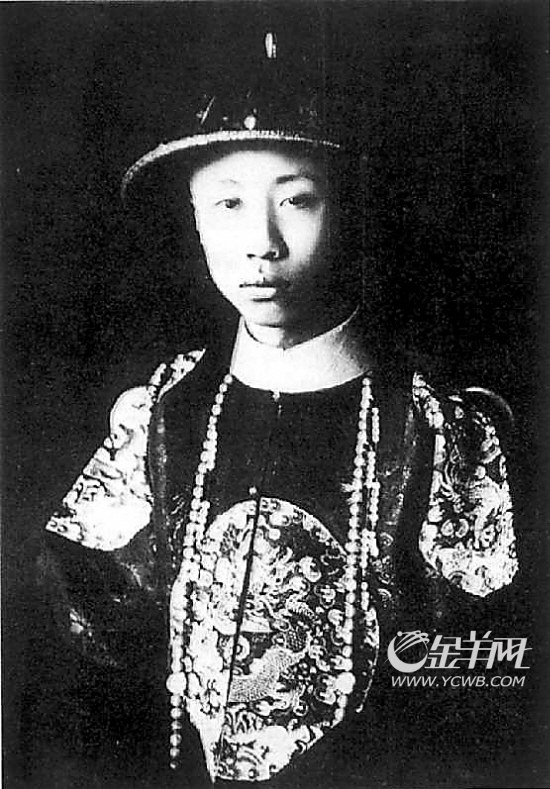 翡翠原石效果遥记当年，透雕双喜翡翠佩郎情妾意，人生岂能如初见  第3张