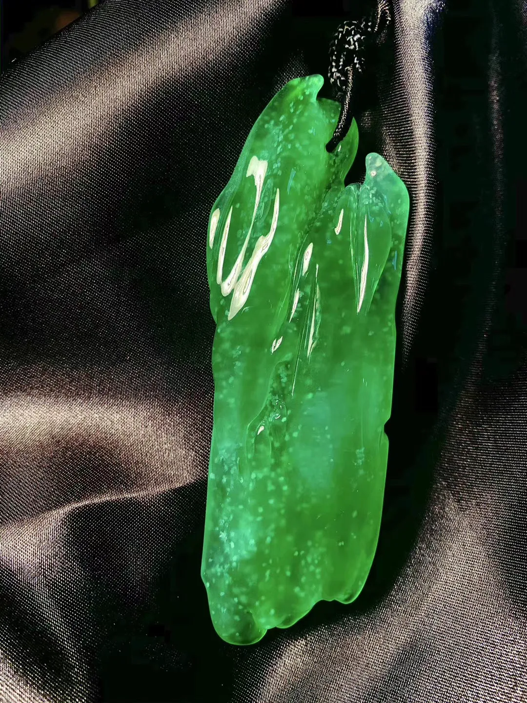 玉器怎么估价翡翠的绿色也有分类？哪种绿是最好的？  第1张