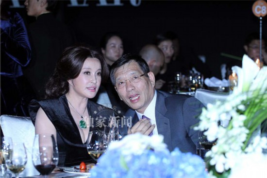 刘晓庆爆挤乳沟亮相慈善夜 戴天价翡翠台下补妆  第4张