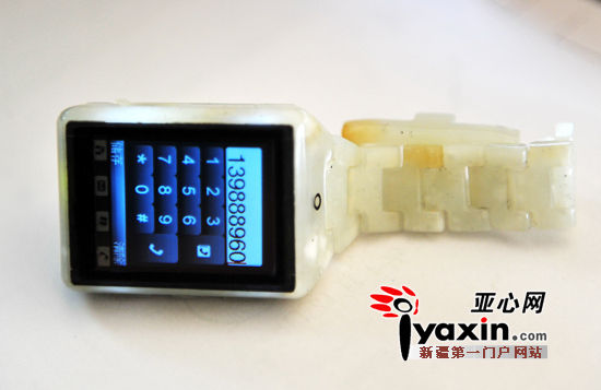 湖北小伙花4个月时间用玉石雕成触摸屏手机  第2张