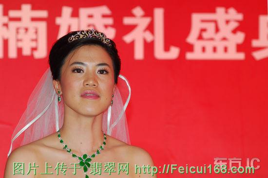 组图：王楠豪华油轮上完婚 翡翠首饰价值不菲  第4张