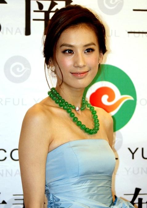 福州 翡翠手镯女古典与时尚的融合 女星优雅演绎翡翠珠宝(组图)  第9张