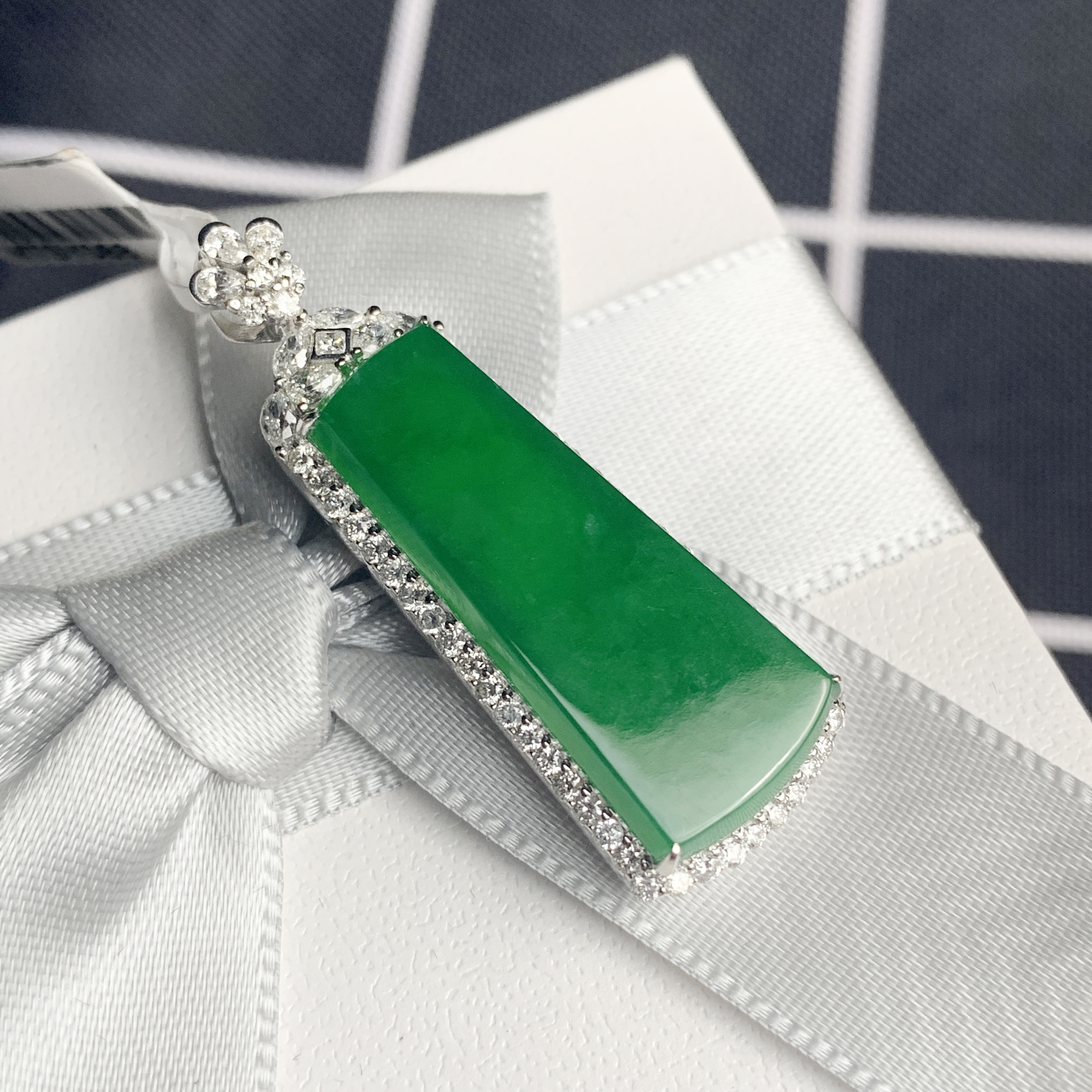 绿色的翡翠为什么变幻多端，等级不同，有这些重要的因素存在  第5张