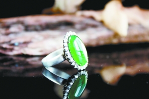 翡翠手镯起白点公盘火爆 翡翠市场回暖有望了么  第2张