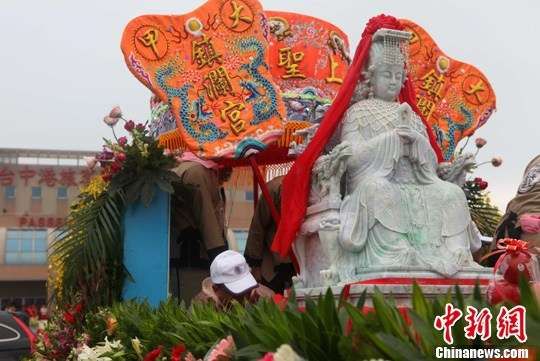 台湾数千民众参拜翡翠妈祖像(图)  第2张