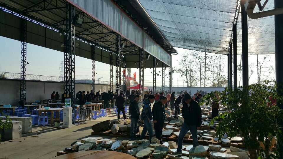 翡翠原石是啥瑞丽市宝玉石协会会长陈辉率团赴盈江龙陵考察  第2张