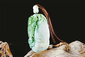 雕胡萝卜的厨师雕起了墨翠  第2张