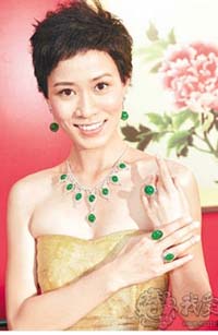 开过光的翡翠吊坠佘诗曼任翡翠珠宝展模特  第2张