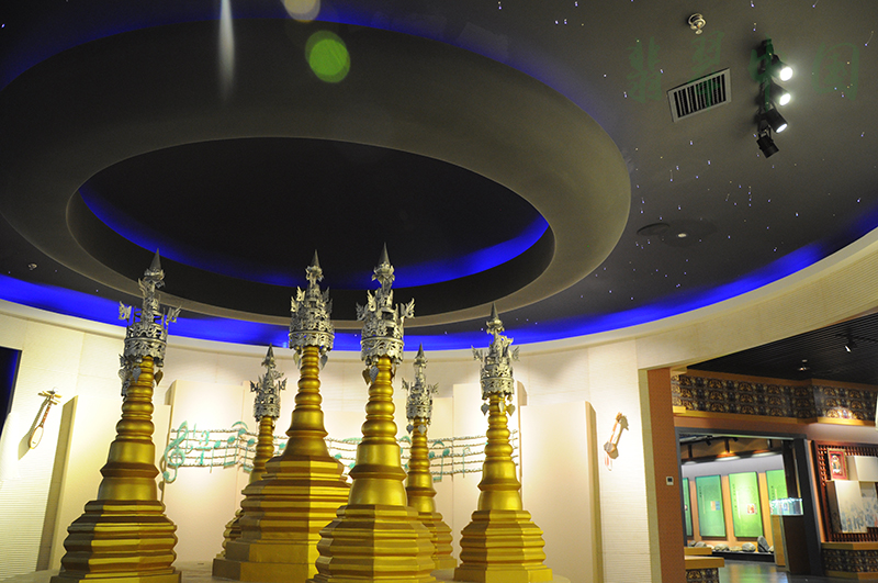 a货三色翡翠手镯价格瑞丽珠宝翡翠博物馆即将开放  第7张