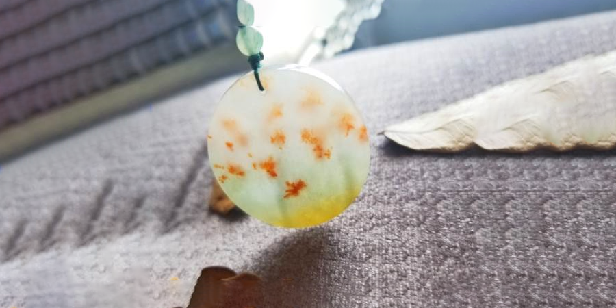 如何辨认缅甸翡翠洒金翡翠：星星点点的黄色，让翡翠掉价还是升值呢？  第3张