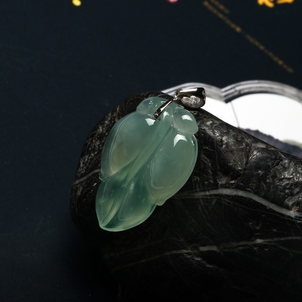 七彩云南天然翡翠18K冰种叶子吊坠  第3张