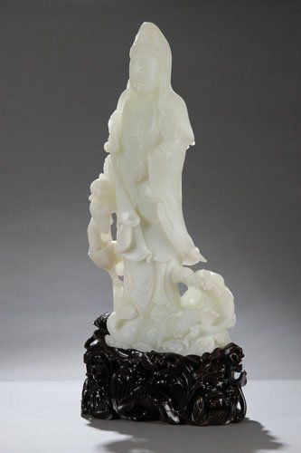 缅甸翡翠玉佩西博会上羊脂级白玉送子观音受追捧  第2张