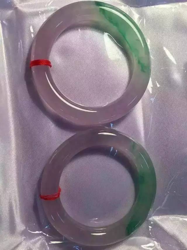 批发翡翠挂件为什么翡翠手镯带点绿色就这么贵？原因在这里  第14张