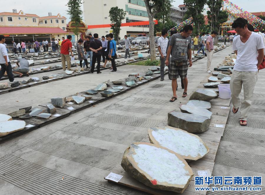 济南翡翠手镯的云南瑞丽：珠宝文化节引游人  第3张