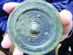 梅花东汉古墓出土青铜器、陶器和玉器等文物  第2张