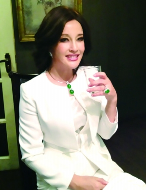 翡翠手镯教程刘晓庆满身翡翠美艳华丽 甜笑凝望露白牙(图)