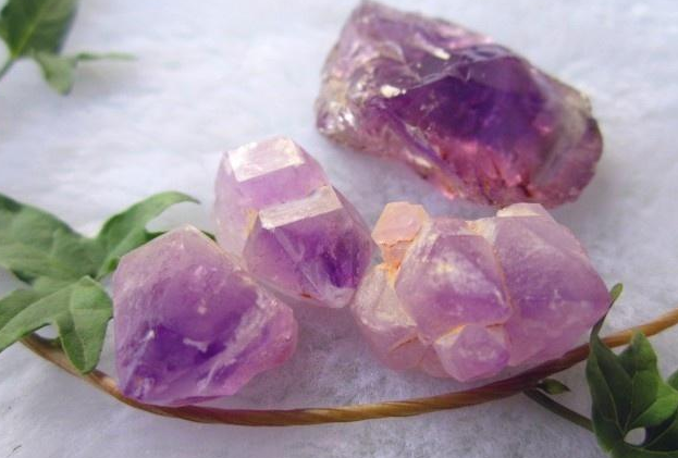 翡翠绿手镯鉴定紫水晶是越紫越好吗 紫水晶颜色越深越好吗  第1张