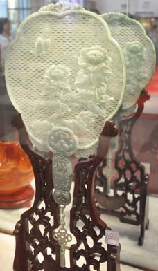 翡翠手镯自然起光玉雕精品“翡翠扇子”在京展出