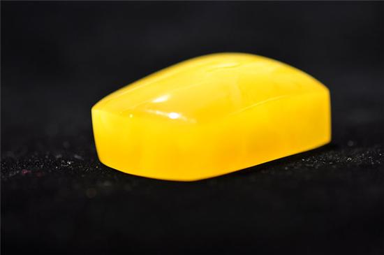 黑乌纱翡翠原石光秃秃的一块无事牌究竟有什么好