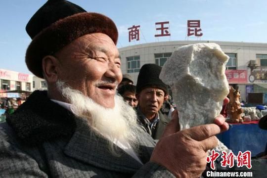顶级翡翠手镯 玻璃种新疆昆仑玉价格上涨千倍  第3张