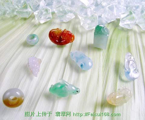 翡翠白色如意吊坠翡翠的种与翡翠鉴赏（图）