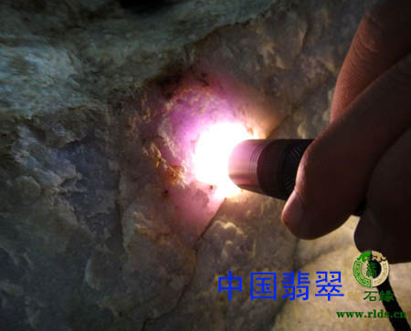 中国翡翠毛料欣赏与交流--罕见6.4吨满春带高绿翡翠大原石(组图二)  第4张