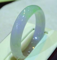 帝王绿翡翠戒指的价格晶莹剔透的玻璃种 有一点绿才更好 第2张