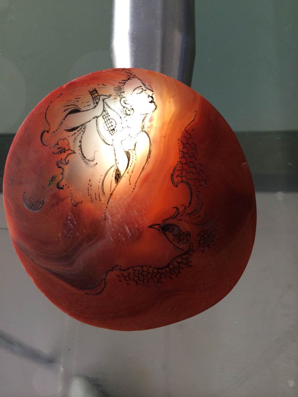 美女戴翡翠手镯图张祥伟 潜心创作塑造传神玉雕  第3张