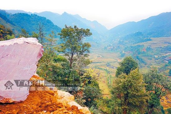 平洲翡翠毛料赌石市场龙胜三门镇鸡血玉出山记：荒山摇身变金山  第2张