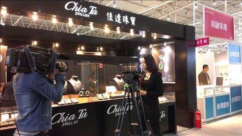 梦见翡翠手镯开裂佳达珠宝亿元天价翡翠现身北京珠宝展  第3张