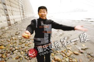 翡翠首饰吊坠价格朝天门捞到一袋古董 搬运工惹来五天烦恼(图)  第2张