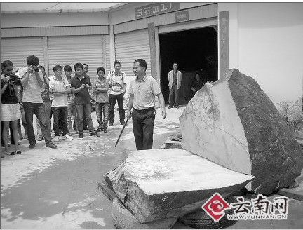白色翡翠如何鉴定5吨翡翠毛料开刀全纪录：够开两个珠宝店  第2张