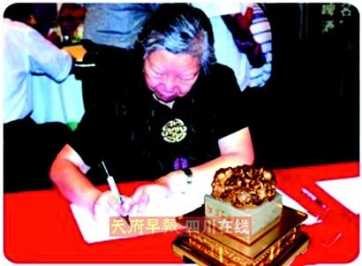 翡翠手镯 四千元1公斤“伟人金龙翡翠宝玺”震惊发行  第5张