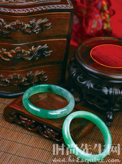 翡翠手镯A货好吗不可不知的翡翠保养三要点 防酸防碱防高温  第2张