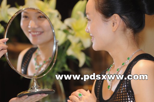 售价400万元的“帝王绿”高级翡翠饰品