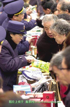 糯化飘花翡翠手镯价格3万人来3.15咨询会 送检珠宝玉石半数假货  第2张