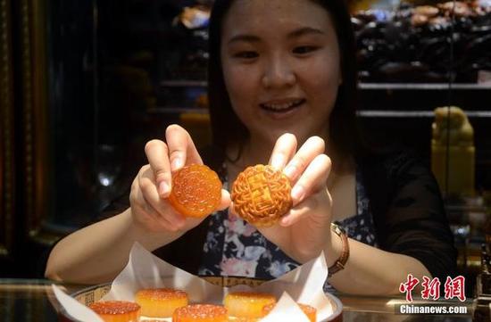 翡翠吊坠转运珠图片工艺美术大师雕出玉石月饼迎中秋