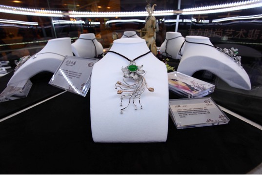 翡翠挂件表面有划痕玉翠山庄南京德基广场店开业 臻品翡翠演绎“美丽中国”  第3张