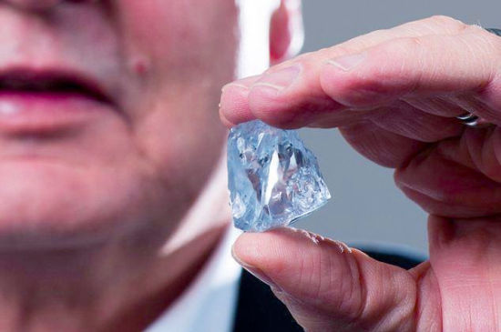 怎样养护翡翠手镯南非3106克拉白宝石价值无法估量  第2张