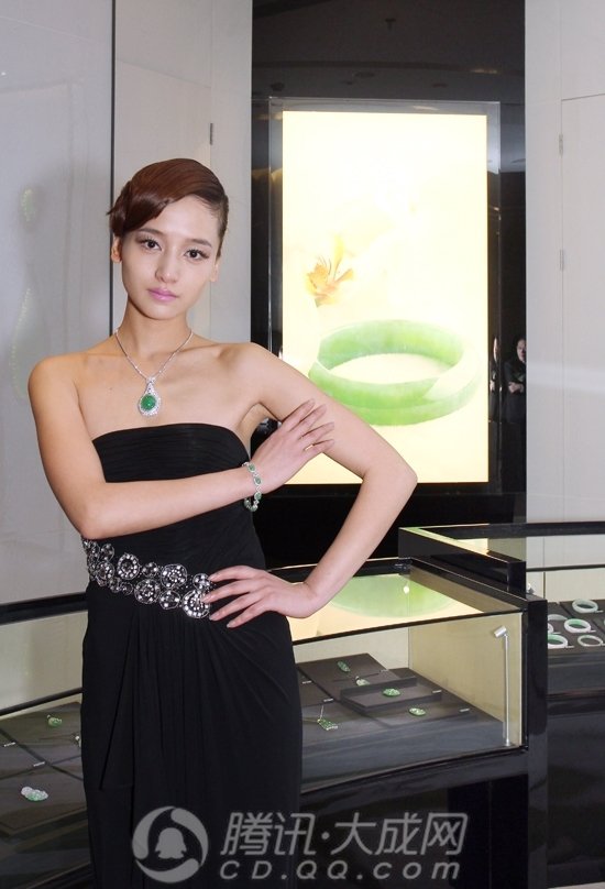 翡翠手镯发灰嘉艺雅藏蓉城绽放翡翠珠宝艺术之美(组图)  第6张