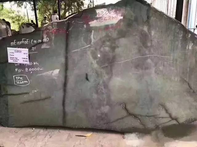 批发翡翠挂件为什么翡翠手镯带点绿色就这么贵？原因在这里  第1张