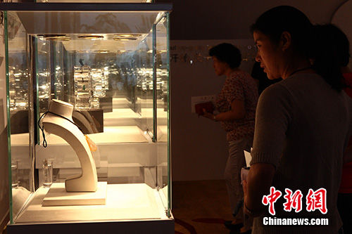 总价值近百亿元顶级翡翠亮相  第2张