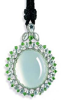 翡翠手镯的工艺古典优雅！绿色珠宝让新娘气质更出众  第2张