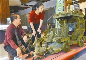 翡翠手镯怎么养好看清朝末期翠玉马车开进玉石城